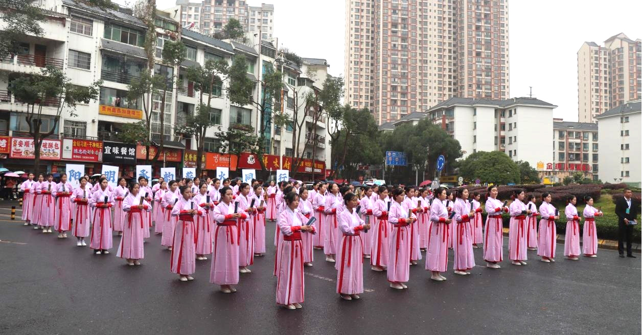 雨中诵经典，知行润青春——贵阳中科工程技工学校参与修文县阳明经典诵读巡展活动