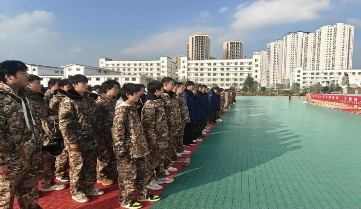 “凝心聚力铸军魂 青春奋进强国防”——我校开展“一二·九”国防教育活动之拔河比赛